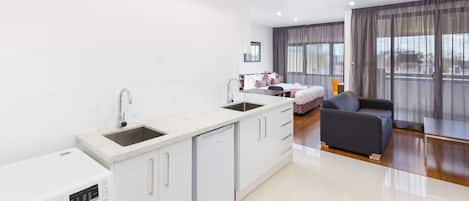 Studio, tilgjengelighetstilpasset, balkong | Sengetøy av topp kvalitet, skrivebord og skrivebord for bærbar PC