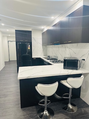 Premium bedding, desk, laptop workspace, blackout curtains - Exodus Dandenong Apartment Hotel (Melbourne)