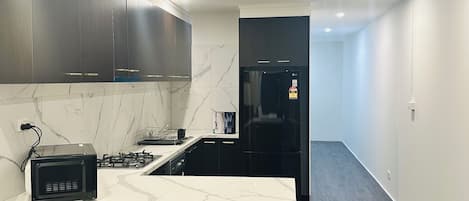 Seprai premium, meja kerja, dan ruang kerja ramah laptop