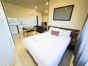 Premium bedding, desk, laptop workspace, blackout curtains - Exodus Dandenong Apartment Hotel (Melbourne)