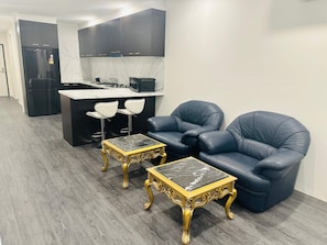 Premium bedding, desk, laptop workspace, blackout curtains - Exodus Dandenong Apartment Hotel (Melbourne)