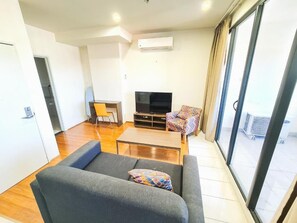 Premium bedding, desk, laptop workspace, blackout curtains - Exodus Dandenong Apartment Hotel (Melbourne)