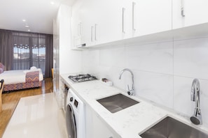 Premium bedding, desk, laptop workspace, blackout curtains - Exodus Dandenong Apartment Hotel (Melbourne)