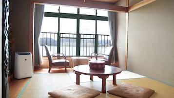 Traditionellt rum (Japanese Style, 6 Tatami-mats) | Värdeförvaringsskåp på rummet och mörkläggningsgardiner