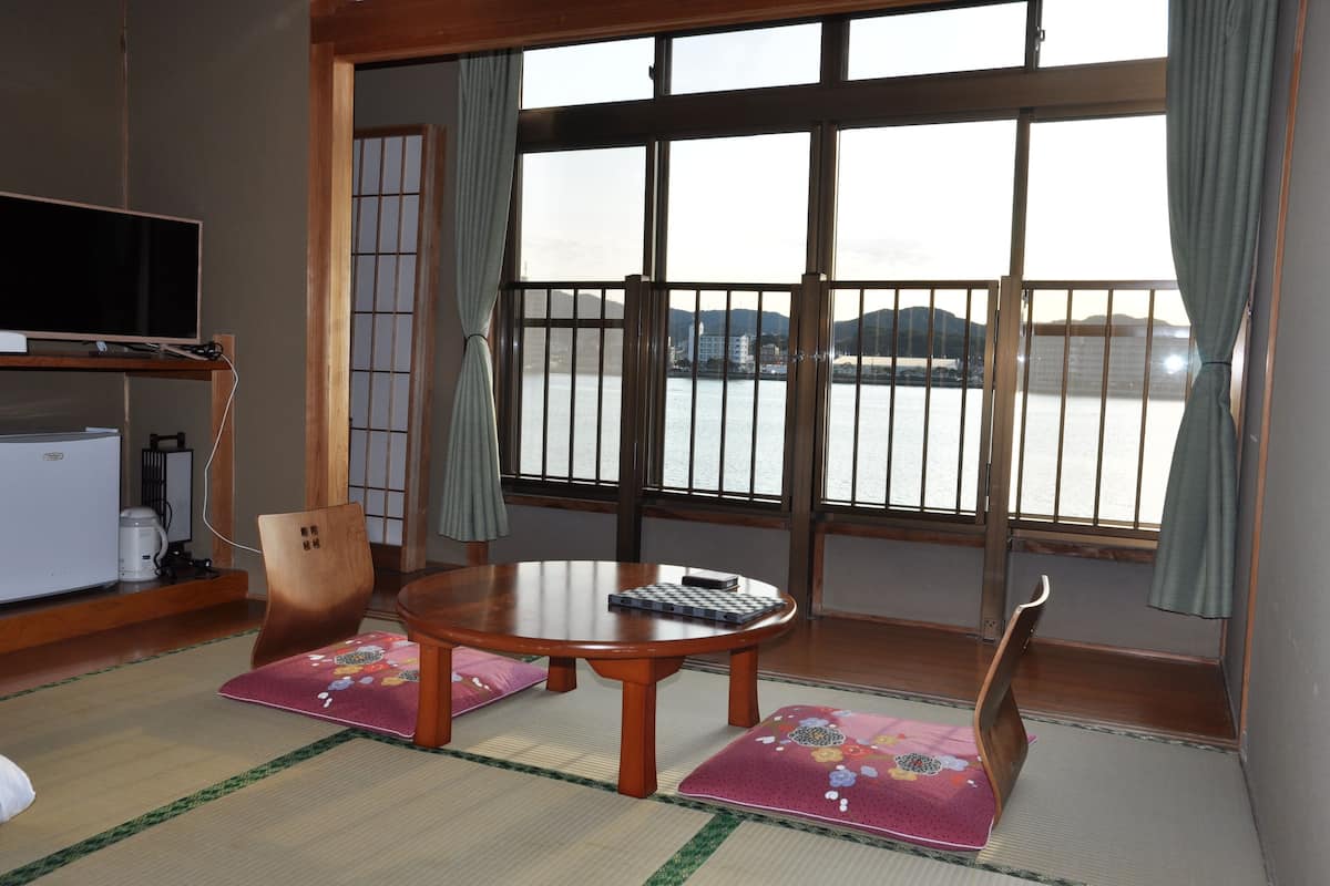 Traditional Room (Japanese Style, 6 Tatami-mats) | Peti besi dalam bilik, langsir/tirai gelap terus