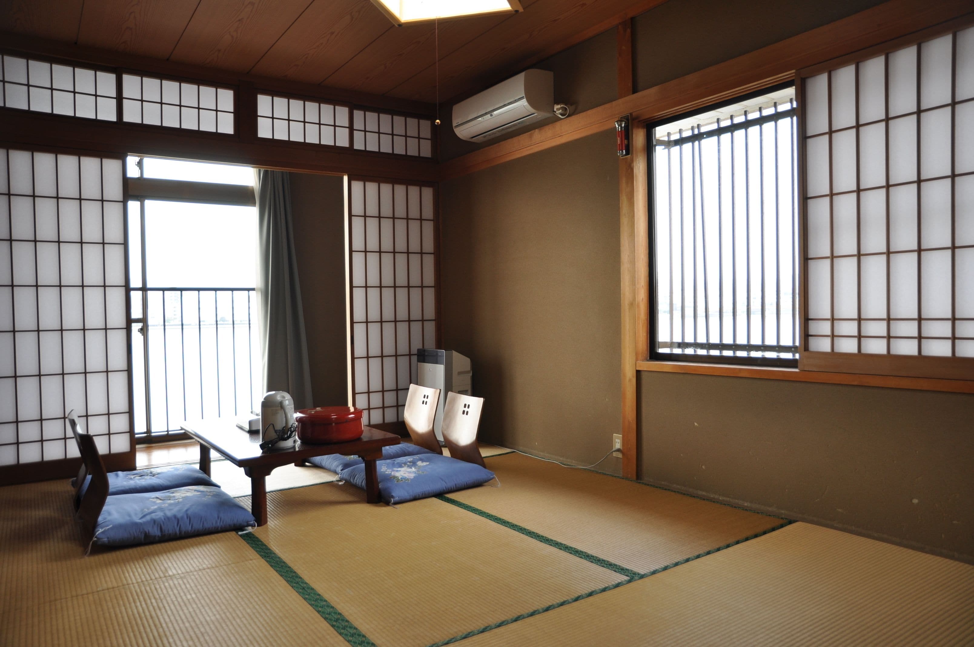 Traditionellt rum - hörn (Japanese Style, 8 Tatami-mats) | Värdeförvaringsskåp på rummet och mörkläggningsgardiner