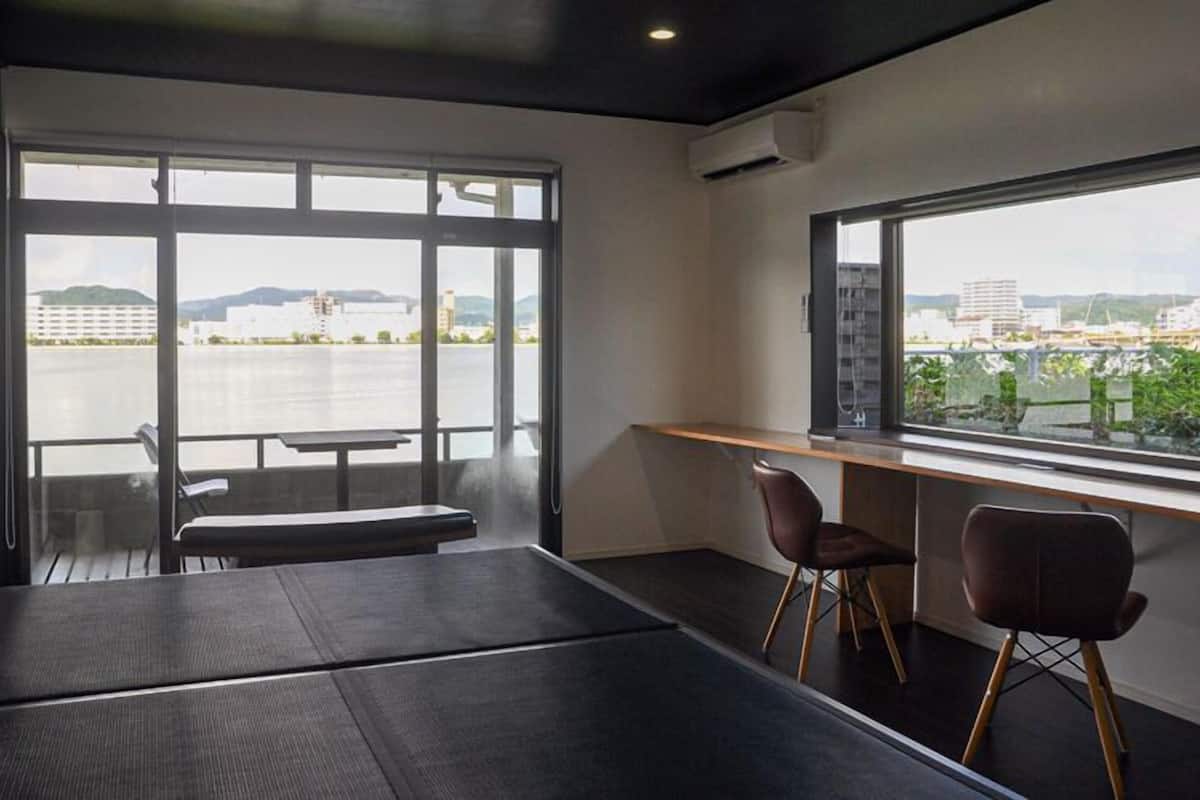 Superior Triple Room | Peti besi dalam bilik, langsir/tirai gelap terus
