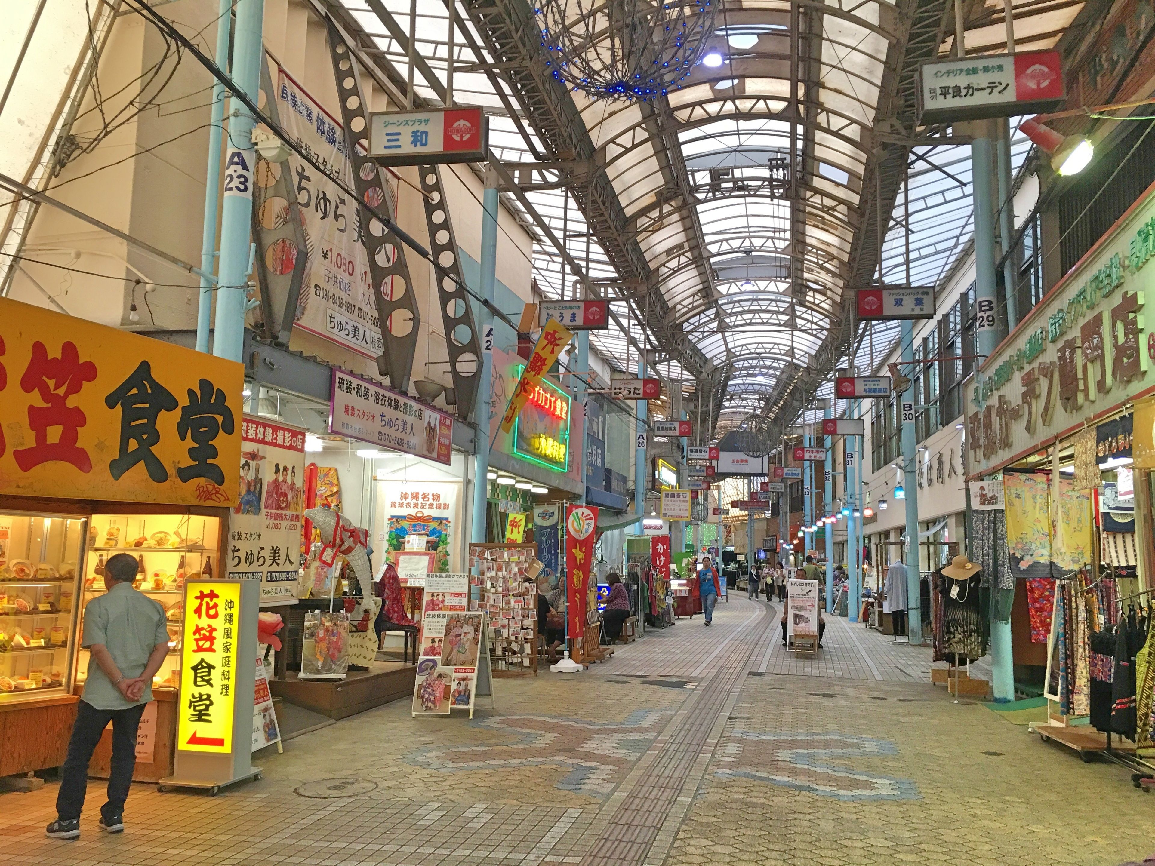 Um mercado interno com diversas lojas e bancas.