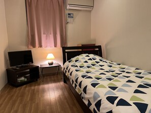 Shower, slippers, towels - Women's Guest House Fukutomi (Naha)
