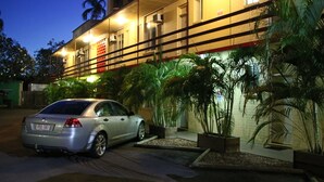 Un edificio con un coche estacionado frente a él.