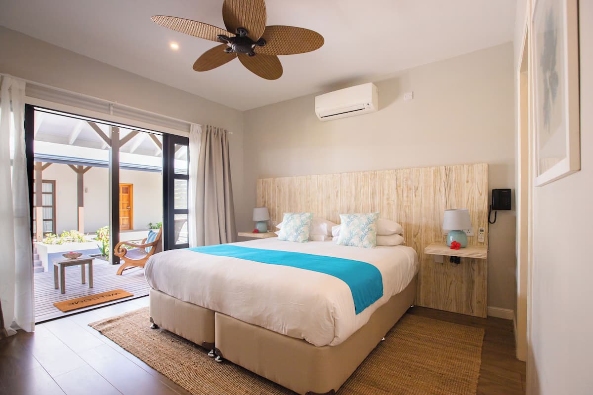 Standaard kamer, uitzicht op tuin | Luxe beddengoed, een minibar, een kluis op de kamer, geluiddichte muren