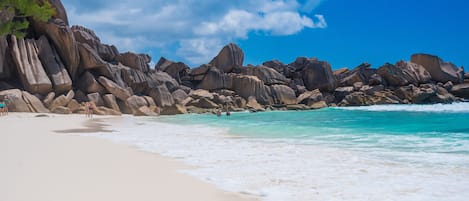 Ubicación a pie de playa y arena blanca