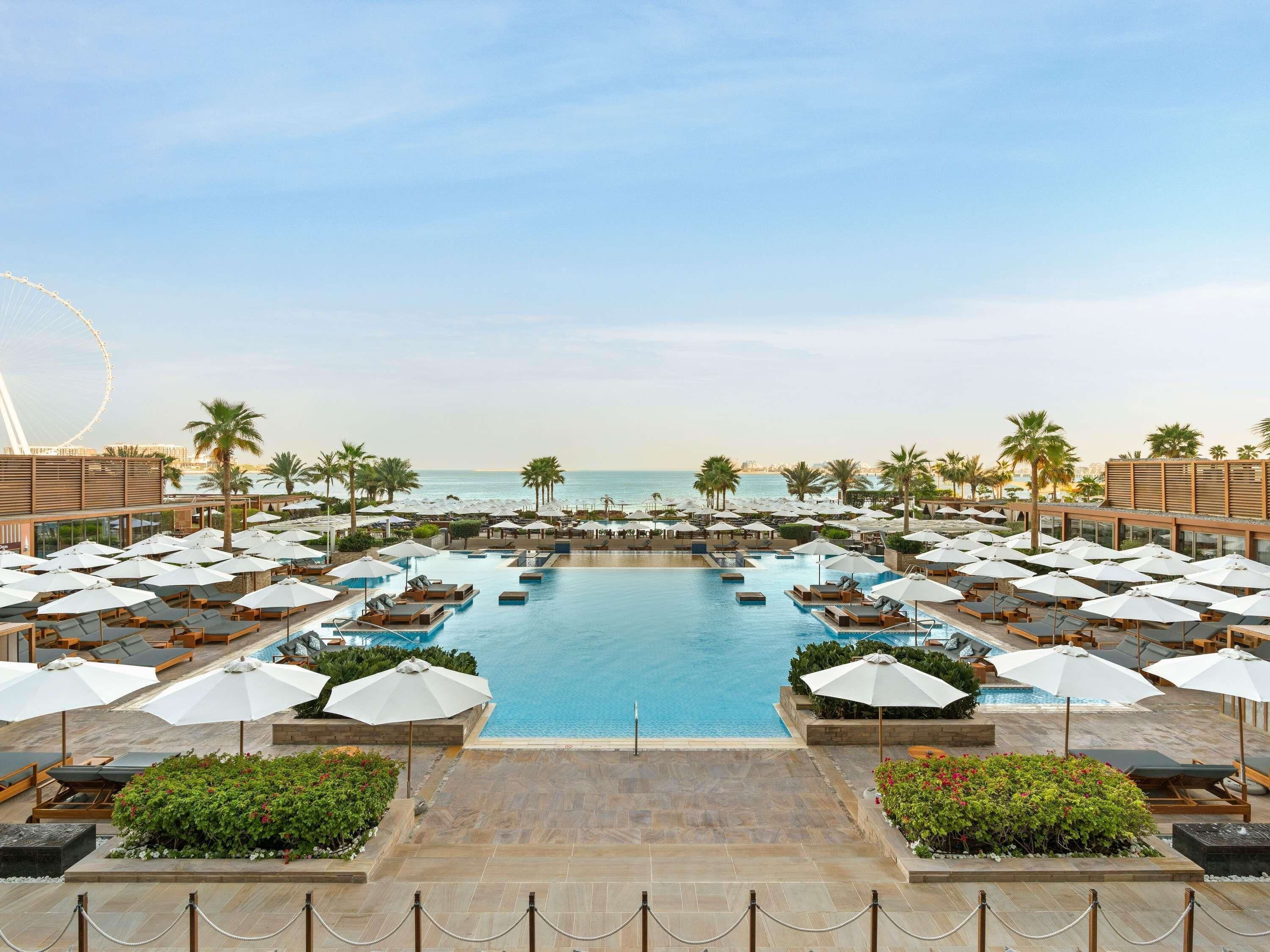 Piscine extérieure, chaises longues