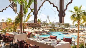 4 restaurants; breakfast, lunch, and dinner served