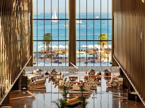 4 restaurants; breakfast, lunch, and dinner served