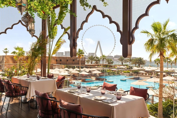 9 ristoranti, aperti a colazione, a pranzo e a cena, cucina greca