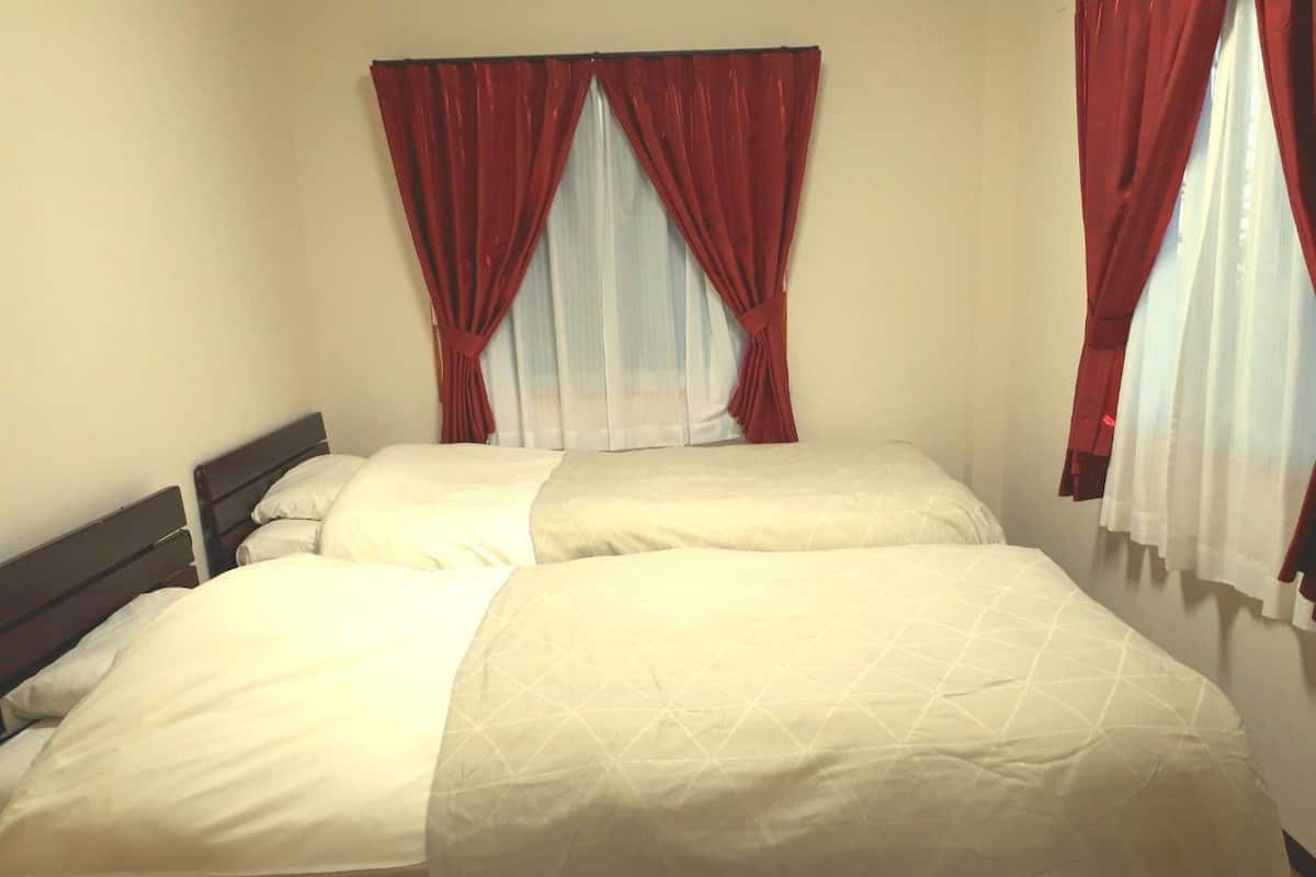 Desk, rollaway beds, bed sheets