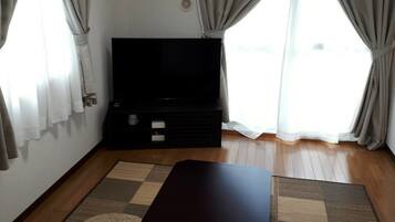 Desk, rollaway beds, bed sheets