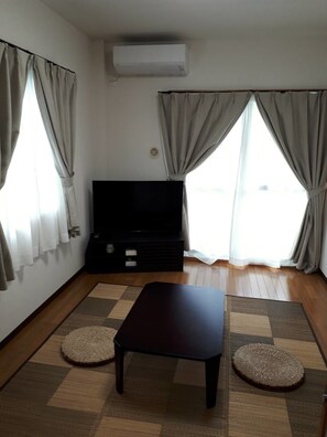 Desk, rollaway beds, bed sheets