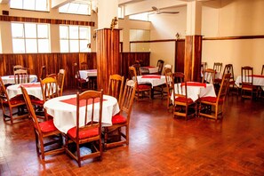 供应早餐、午餐和晚餐，本地与国际菜