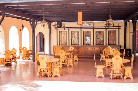 Breakfast, lunch, dinner served; local and international cuisine