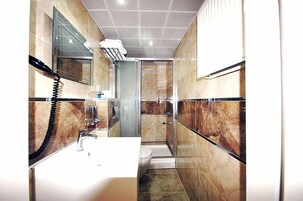 Duş, ücretsiz banyo/kozmetik ürünleri, saç kurutma makinesi, terlik 