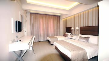 Standard-Dreibettzimmer | Minibar, Schreibtisch, laptopgeeigneter Arbeitsplatz