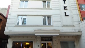 A multi-story building with the sign "KENTOTEL" on the facade. - Kent Otel (Samsun)