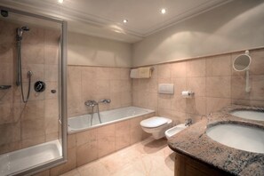 Dusche, kostenlose Toilettenartikel, Haartrockner, Bidet