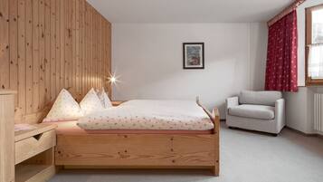 Zweizimmerwohnung, 1 Doppelbett und Schlafsofa | Zimmersafe, kostenloses WLAN