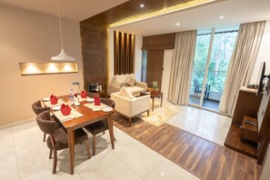 Presidential Suite  | 起居区 | 42-英寸LED 电视 （配备有线频道）、电视