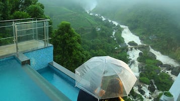 Piscine extérieure, maîtres-nageurs sur place