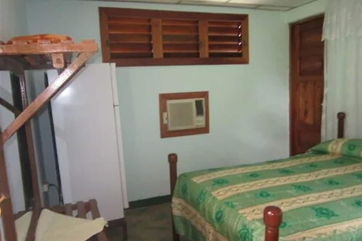 Minibar, tabla de planchar con plancha y ropa de cama