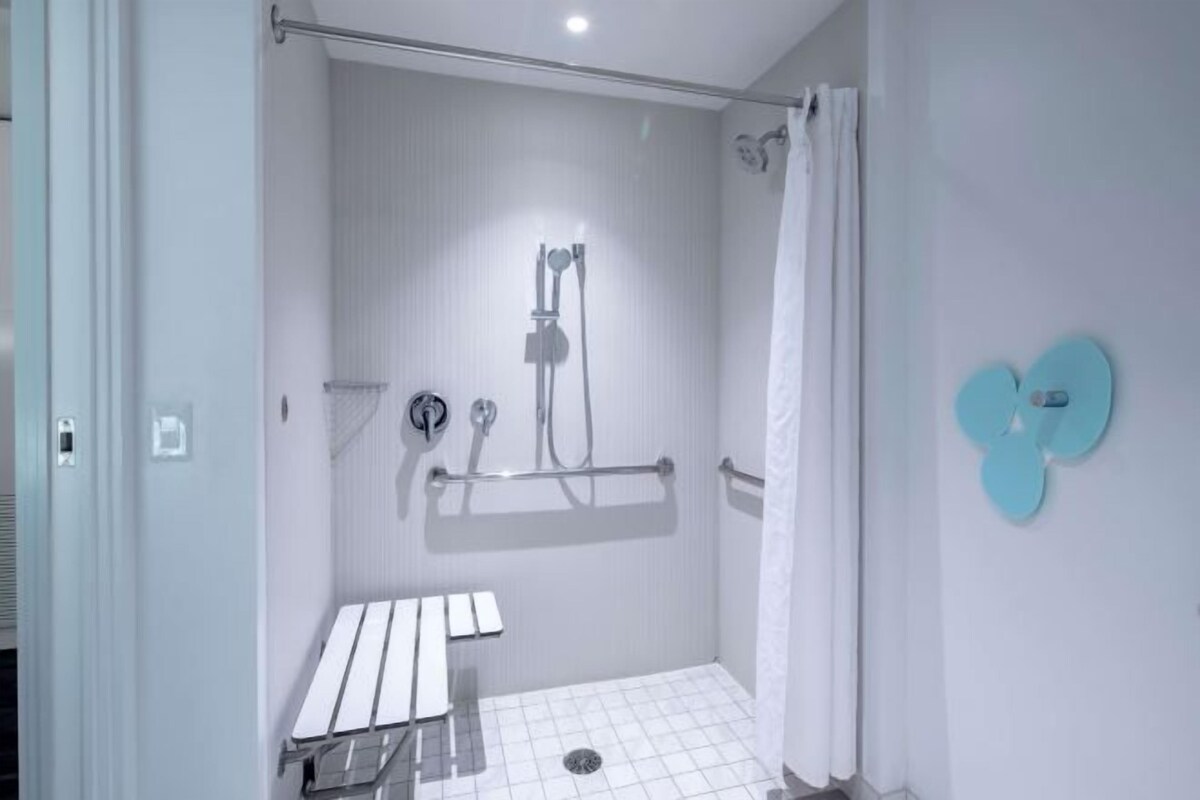 Regadera, amenidades de baño gratuitas, secadora de cabello, toallas 