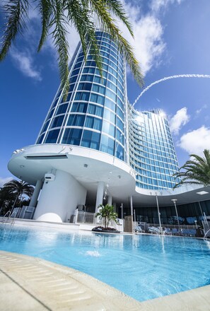 Outdoor pool, pool loungers