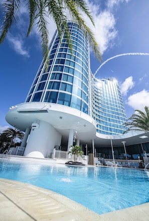 Outdoor pool, pool loungers