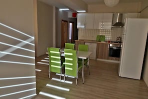 Suite, 2 Schlafzimmer | Eigene Kochnische | Kühlschrank, Mikrowelle, Herdplatte, Geschirrspüler