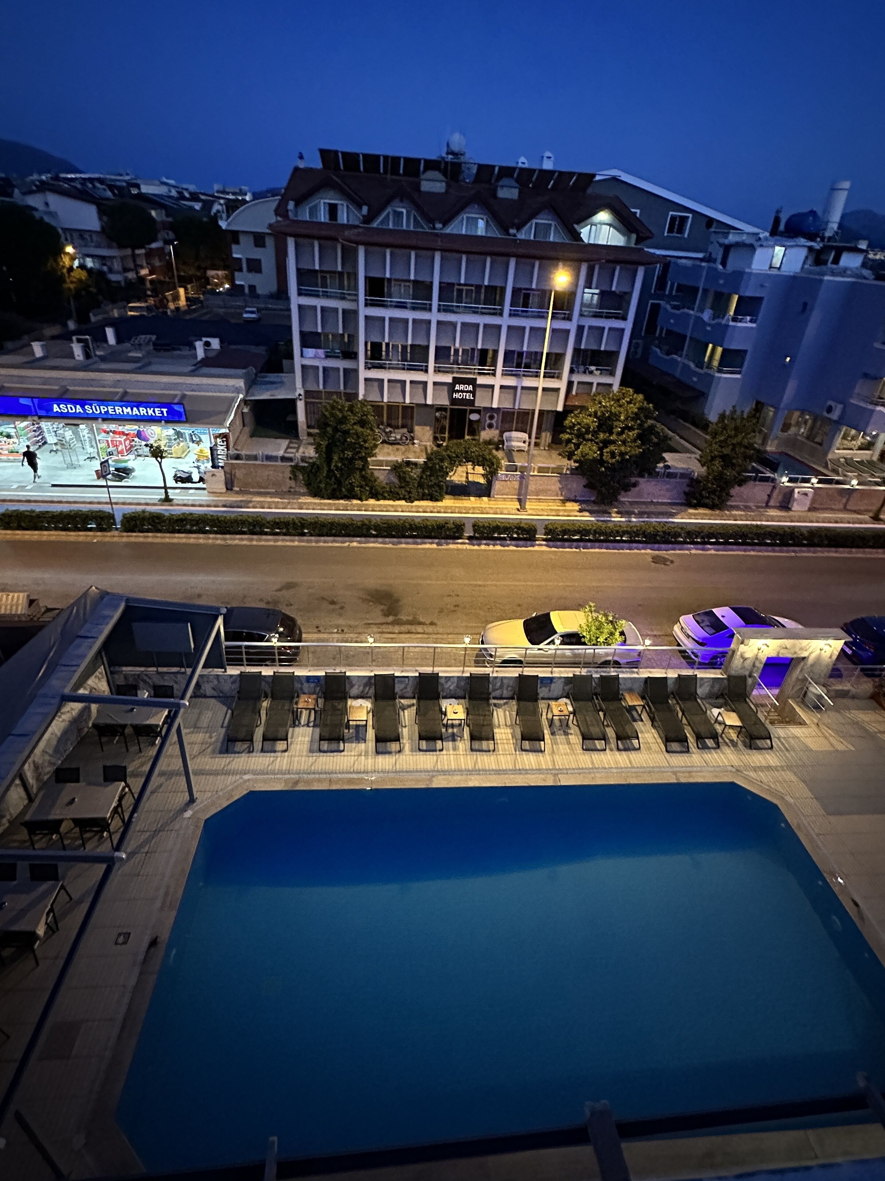 Hotellissa on uima-allasalue, ruokakauppa ja pysäköintialue.