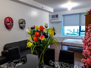 Deluxe A (906) | Minibar, in-room safe, desk, free WiFi