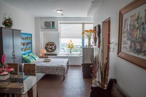 Deluxe C (2013) | Minibar, in-room safe, desk, free WiFi