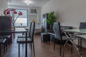 Neljän hengen deluxe-huone (B - 2610) | Minibaari, tallelokero huoneessa, työpöytä, ilmainen Wi-Fi