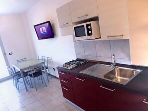 Apartment, 2 Bedrooms | In-room dining