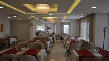 Se sirven desayunos, comidas, cenas y cocina internacional