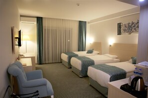 Kolmen hengen perhehuone, kaupunkinäköala | Ylelliset vuodevaatteet, minibaari (osa tuotteista ilmaisia)