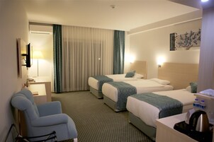 Habitación triple familiar, vistas a la ciudad | Ropa de cama de alta calidad y minibar (con algunos artículos gratuitos)