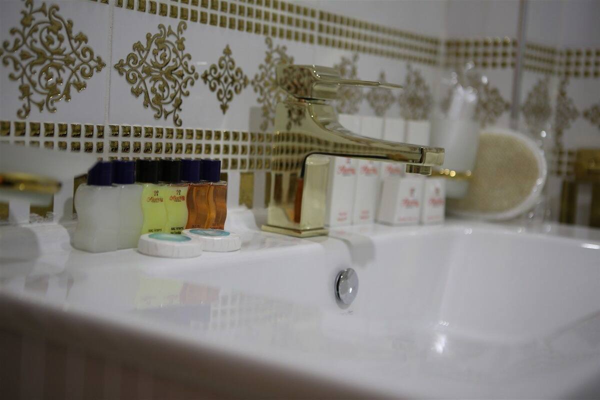 classic suite, city view | bathroom sink