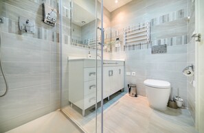 Apartment, 2 Bedrooms | Bathroom | Shower, hair dryer