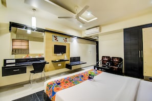 Habitación Deluxe | Zona de desayunos | Desayuno continental gratuito y diario