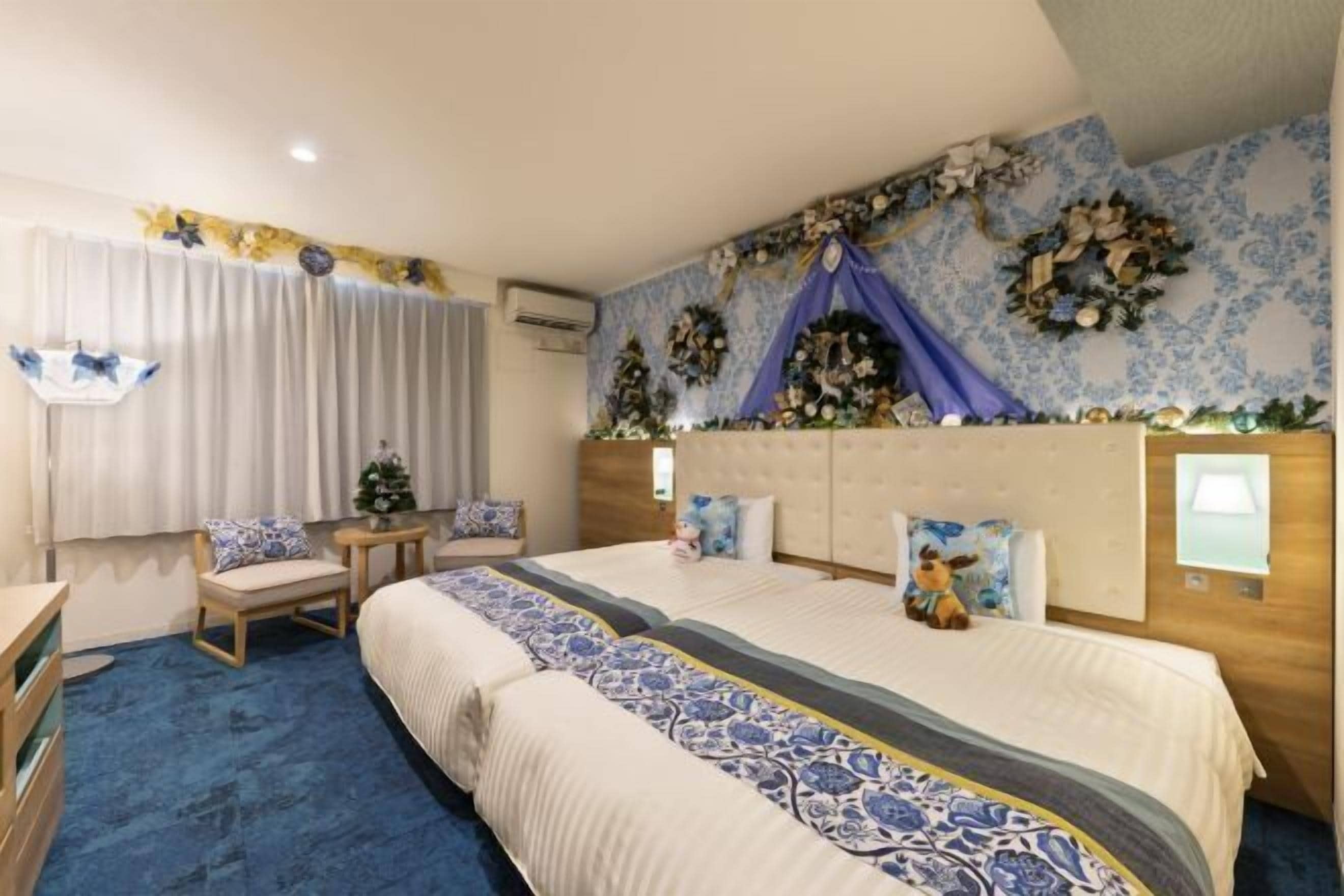 Caja fuerte, escritorio, cortinas opacas y wifi gratis