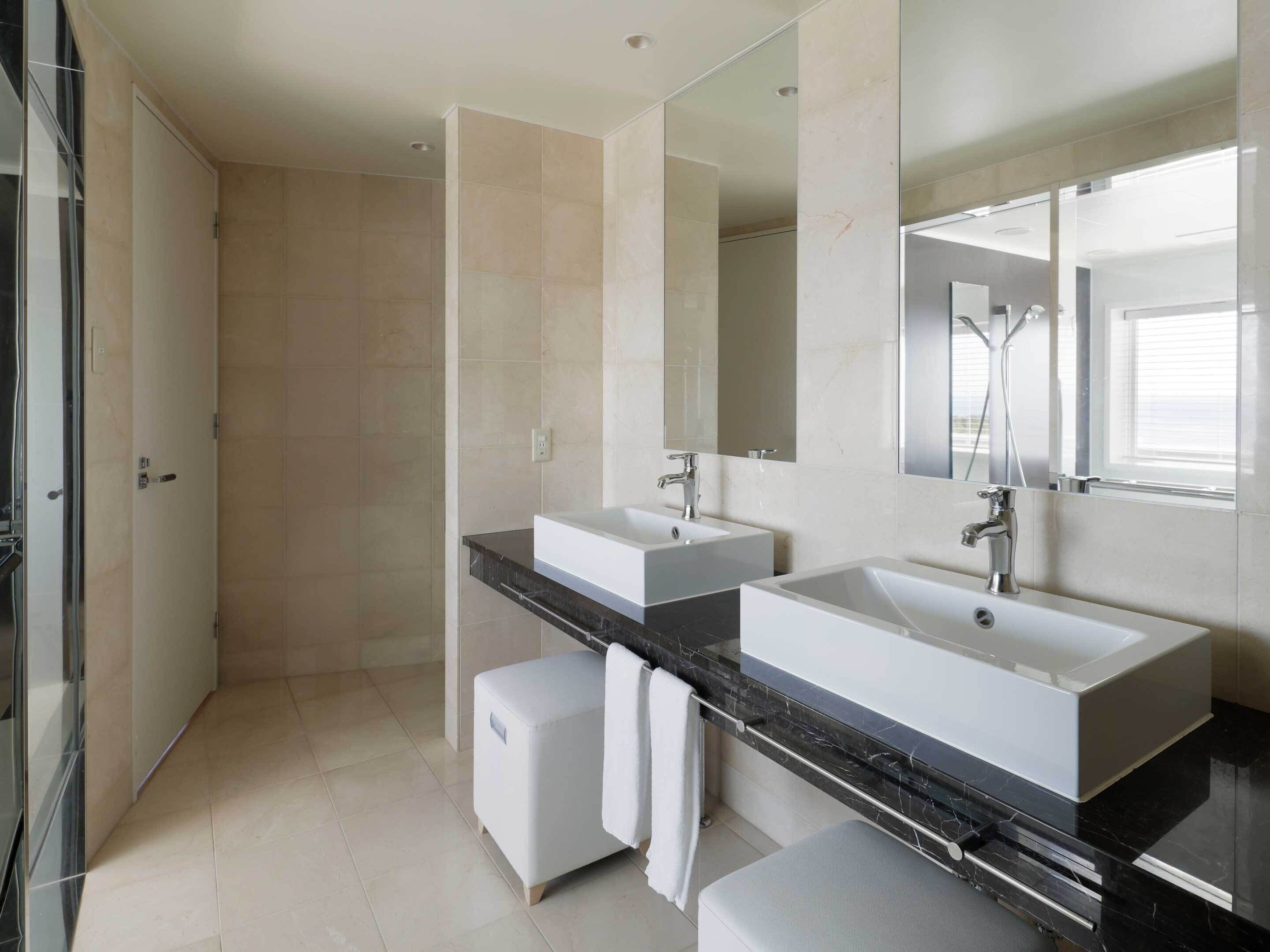 Suite for 2 People, Non Smoking | Bathroom | Separate tub and shower, deep soaking tub, free toiletries, hair dryer